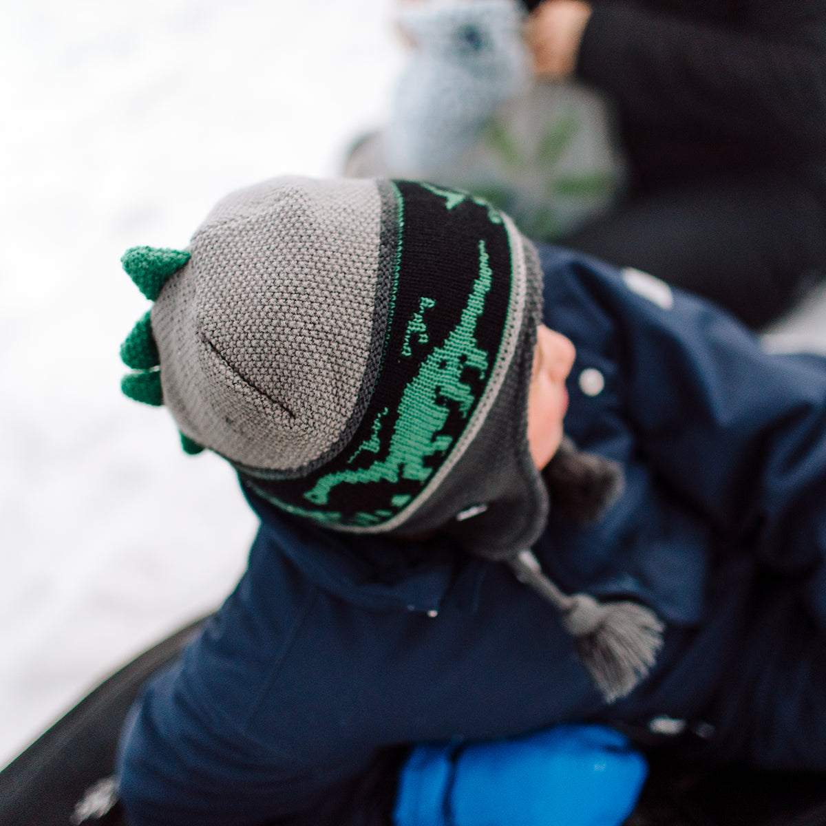 Kleinkind Winter Beanie Mit Bommel – Gestrickte Dinosaurier-Mütze Mit Ohrenklappen, Warm Und Kuschelig Für Jungen Und Mädchen Kleinkind Winter Beanie Mit Bommel – Gestrickte Dinosaurier-Mütze Mit Ohrenklappen, Warm Und Kuschelig Für Jungen Und Mädchen